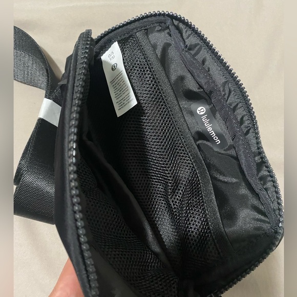 Black Lululemon belt bag LULULEMON CARRY BAG INCLUDED - Picture 4 of 4
